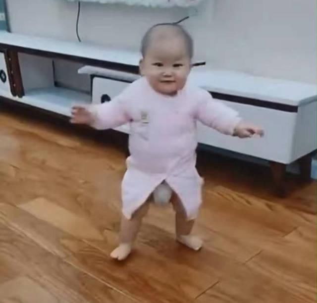 宝宝|宝宝爬着爬着突然学会走路,把自己高兴坏了,网友迈出人生第一步,值得乐