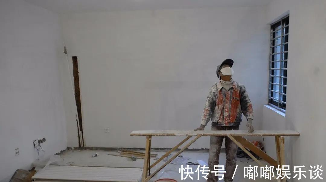 墙面|墙面起碱很正常的事,刷墙的时候工人没给你弄这一步,不用给钱了