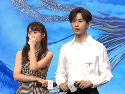  应援|成毅《快本》再扮司凤，和赵露思演情侣深情对视！粉丝应援场面火爆