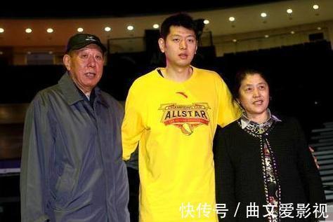 岳父母|游泳名将周雅菲:嫁给中国男篮莫科,同他一起当他前妻父母的孩子