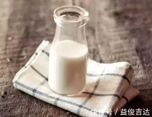 睡眠|有失眠症状的人，坚持每天做好五件事，帮你快速入睡，一觉到天亮