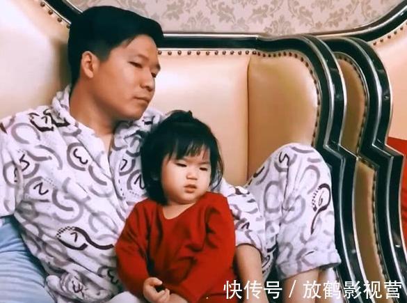 女儿|爸爸抱着女儿看电视,当看到旁边儿子,网友不淡定:这差别也太大