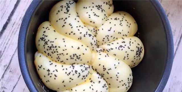 电饭锅做早餐面包的配方，比蒸馒头还香甜，学会可以做给家人吃！