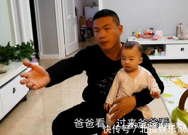 吭吭|见爸爸抱弟弟玩，女儿小声问能抱抱我吗之后画面二胎妈妈泪目