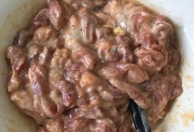 炸酥肉的面糊应该如何调制？学会这个做法，酥肉外酥里嫩不回软