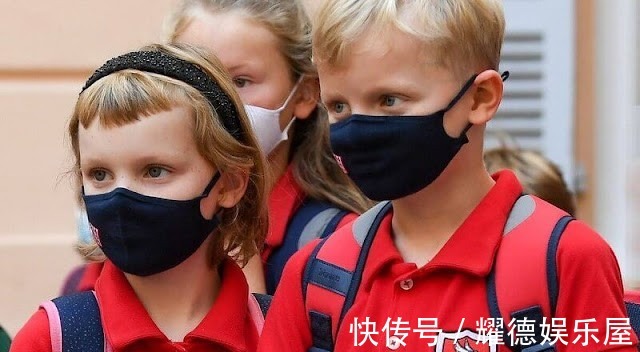 雅克|摩纳哥龙凤胎Q翻天!6岁小公主穿得像红苹果,换狗啃刘海翻车了