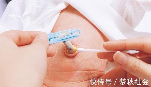 脐带|宝宝出生不到10天,宝妈就给孩子洗澡,却遭到婆婆拒绝:危险