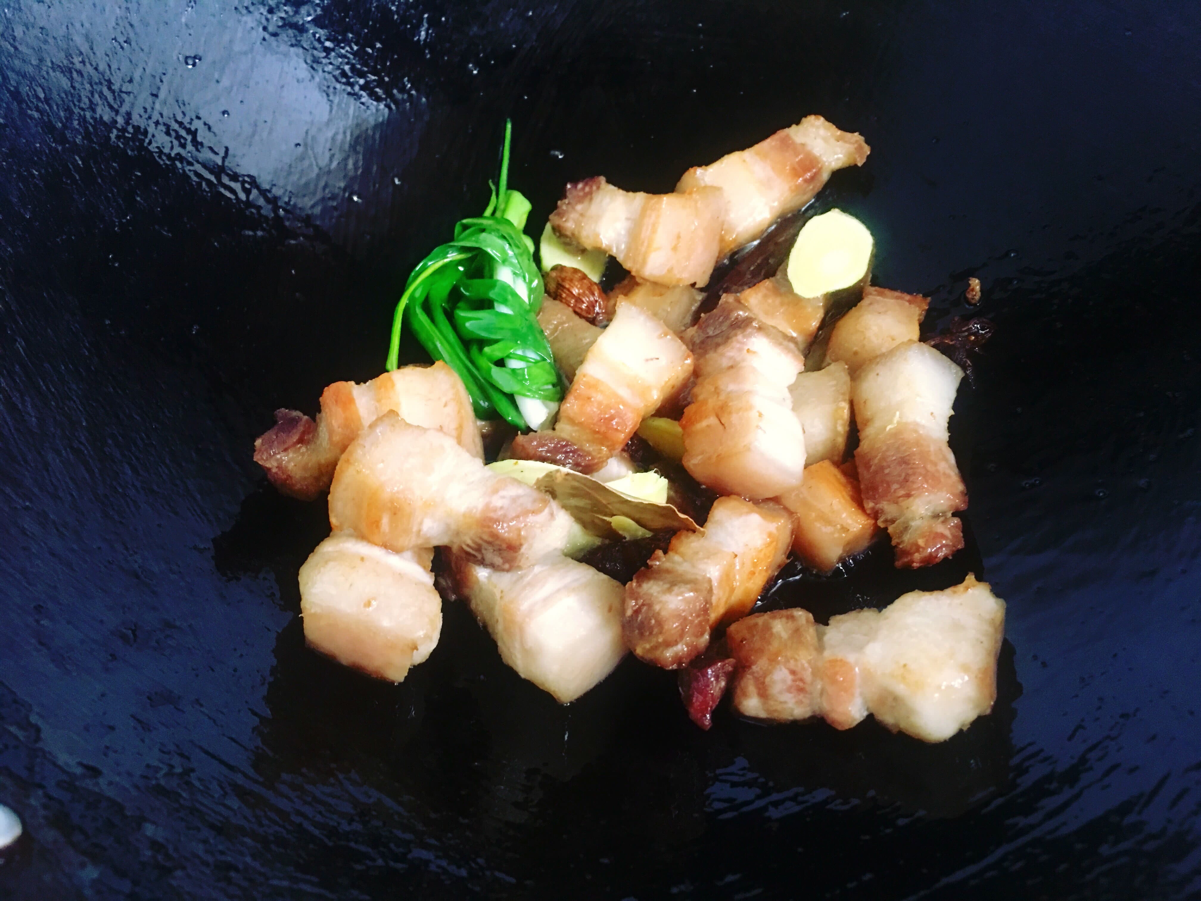 五花肉往锅里面一扔，色泽红润肥而不腻，吃起来真过瘾