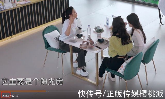 张萌|《中餐厅》再现混乱剪辑，金晨发型连环跳戏，同一场景频繁切换