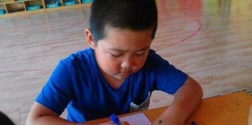 绘画作品|孩子画“怪异”全家福,老师怀疑有心理问题,宝妈:老师您看错了