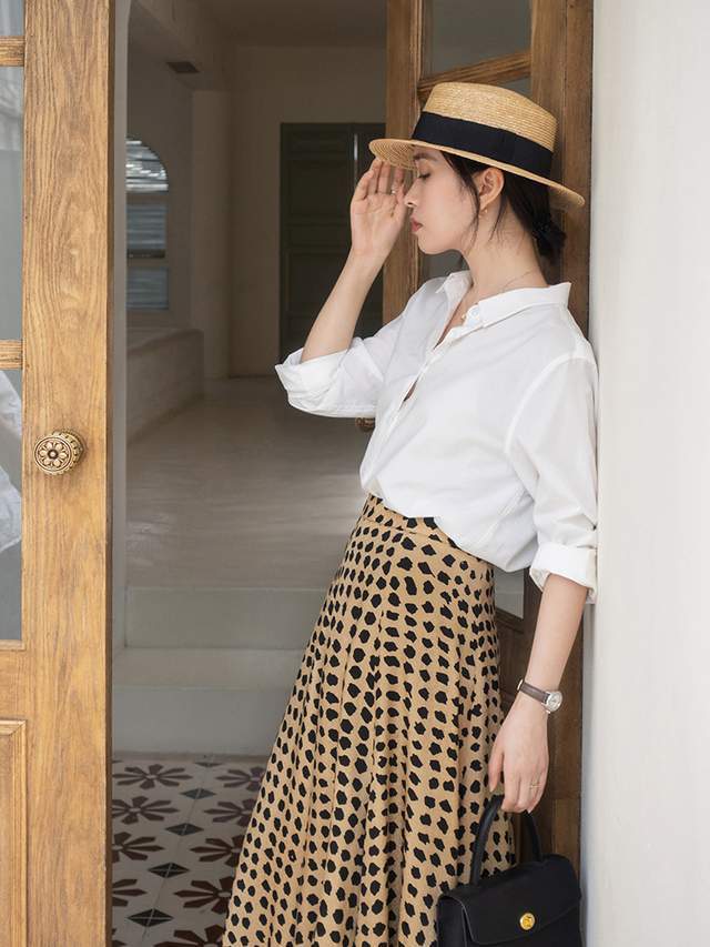 小蛮腰|35岁的女人建议多尝试简约风,浅蓝色衬衫搭配西装裤,高级时髦