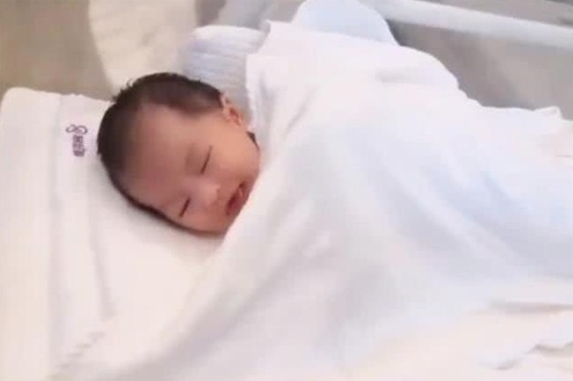 长大|“最美新生儿”来袭！看着就想抱，网友：从小就这么美长大还得了