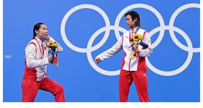 奥运会|没介绍完就上台!不戴口罩唱国歌,金牌拿来贴脸,一道别样的风景