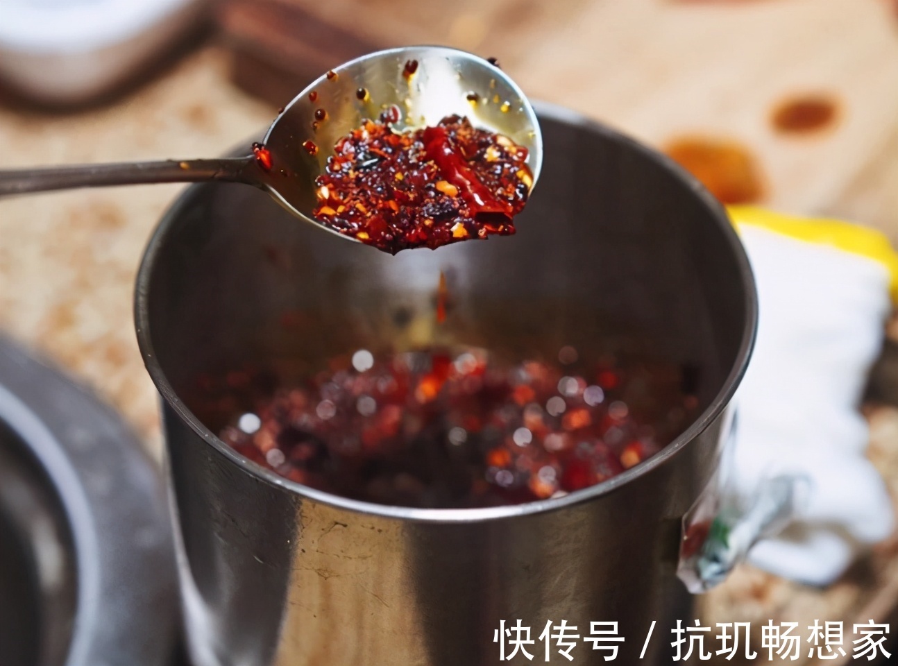 花生米|炸辣椒油,直接泼热油是大错!牢记5个技巧,红亮诱人,又香又辣