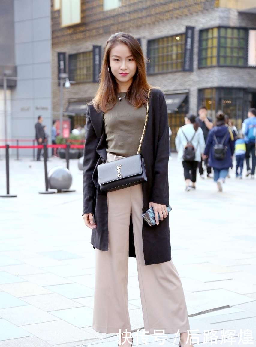 十足|街拍:美女身姿风韵十足,性感丰满至极,你喜欢吗?