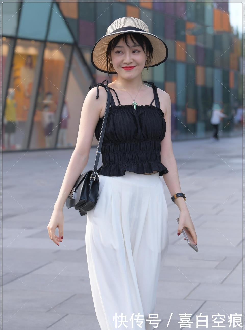 荷叶边吊带搭配纯白阔腿裤,清爽前卫,萧洒又潇洒