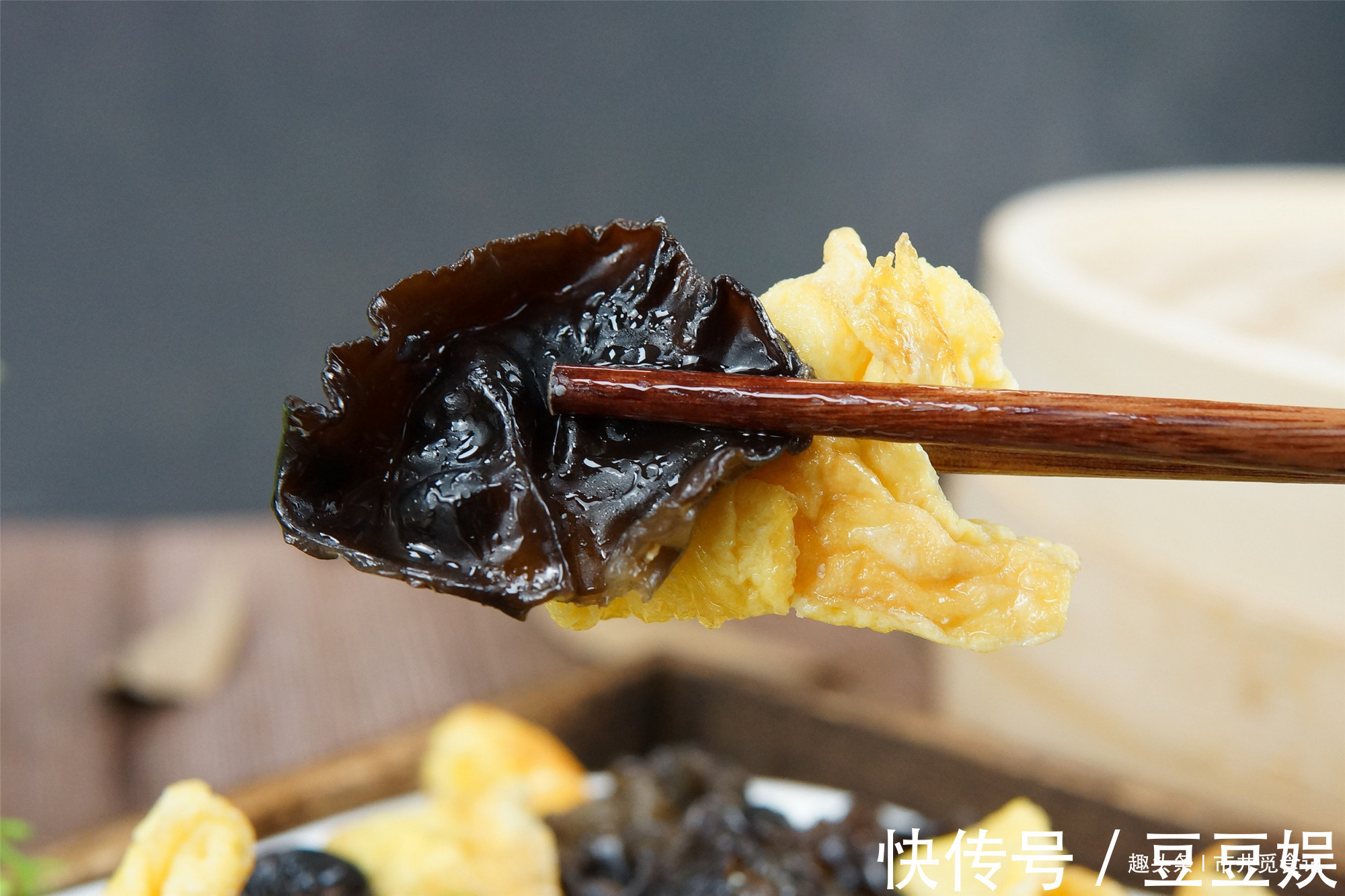 炒木耳时，锅里“噼啪”炸响，大厨教你小窍门，不炸锅还更好吃