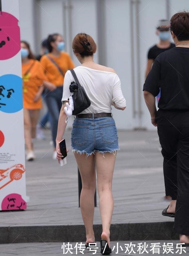 上衣|蓝色牛仔短裤搭配白色斜肩上衣，时髦又减龄，怎么穿怎么好看