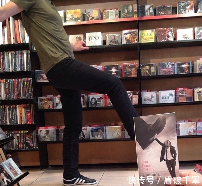  书店|图书封面错位拍照法，引发了书店的一阵潮流