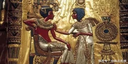 内三大|博物馆内三大棺材,上面刻着一行字,千万别跟它们合影!