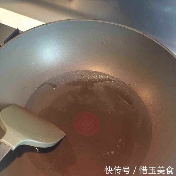 特色美食宫保鸡丁，香辣而味浓，堪称川菜中的经典之作