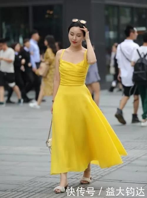 气质|黄色吊带连衣裙搭配白拖鞋,小姐姐既美又白,全身洋溢着优雅气质