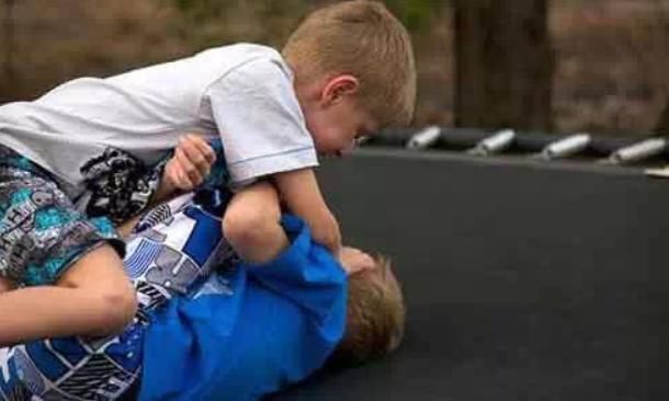 父母|5岁男孩被同学欺负,妈妈高情商做法堪称一绝,老师:干得漂亮