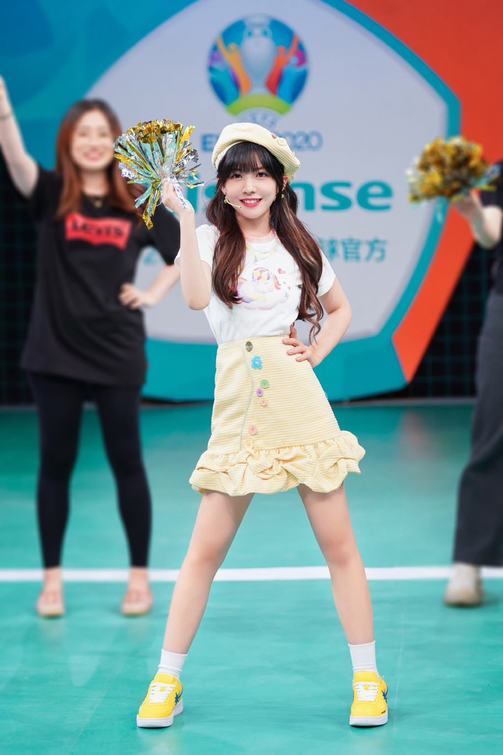 赖美云|赖美云身材比例出众,穿短款吊带搭配牛仔裤,细腰长腿抢眼又抢镜