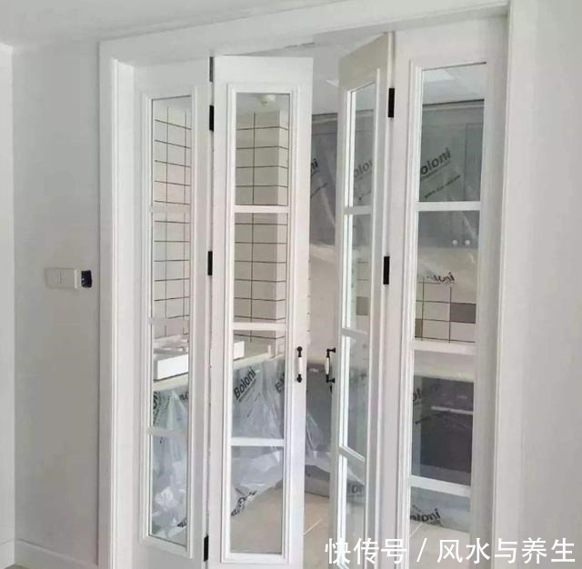 安装|厨房不装推拉门,还能怎么设计有钱人流行装它,漂亮还实用!