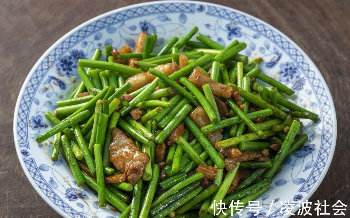 脆嫩|炒蒜苔总是不入味?别再直接下锅了,多做1步,蒜苔爽脆又入味