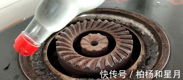 开支|今天才知道，把白醋倒在燃气灶上，一年省出好几百开支，方便实用！