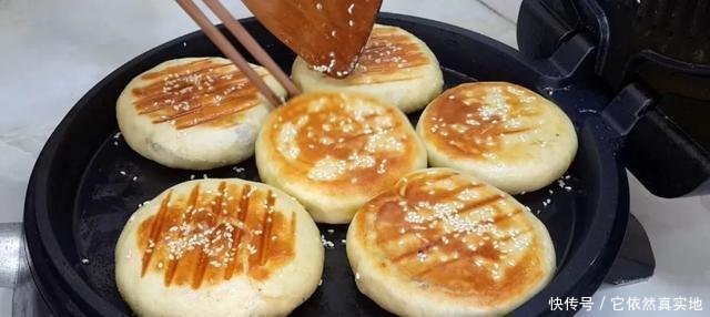 面包|1斤红豆，3勺面粉，擀一擀烙一烙，做出创意烧饼，比面包香甜好吃！