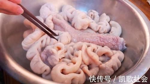 清洗猪大肠,光用盐就错了!再加这2样,10分钟快速洗净,无异味