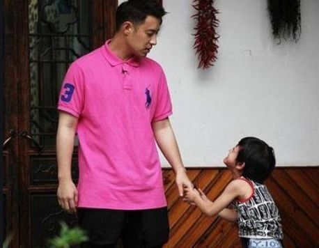 爸爸|爸爸带着双胞胎儿子出门玩,半天没有回家,宝妈被眼前一幕逗笑