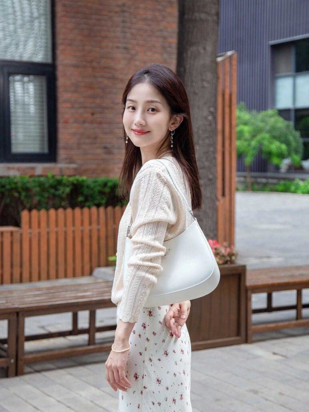 淑女鞋|原来秋天的正确打开方式是这样的,针织衫搭配裙子,温柔到骨子里了