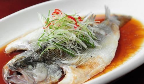 做清蒸鱼,用开水上锅还是冷水?教你正确做法,鱼肉鲜嫩没腥味