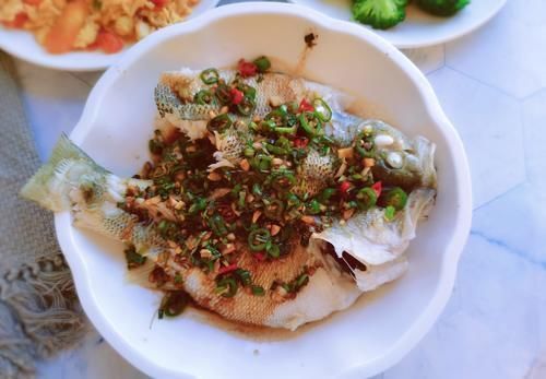 鲈鱼刺|和儿子的晚餐一条鱼加两个菜,花不到35元,妈妈式的菜谱吃得放心