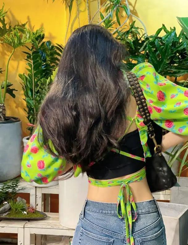 陈瑶这腰也太细了,穿露腰装出街,蛮腰盈盈一握,太令人羡慕了