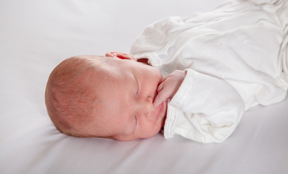 卧位|如何让新生儿睡得好让宝宝睡得安稳有技巧，新手爸妈学起来