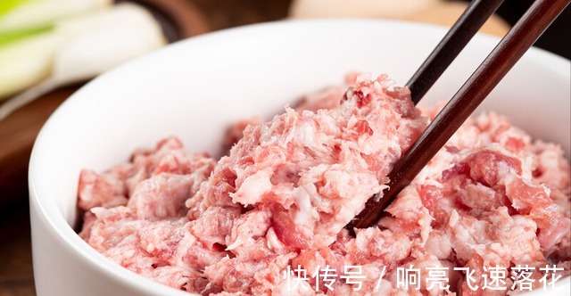 汆丸子好吃有诀窍，饭店大厨分享不外传秘方，汤鲜味美饱满多汁！