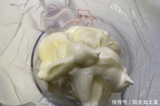 二个鸡蛋一勺面粉这样做，香软酥脆，入口即化，一口一个真过瘾