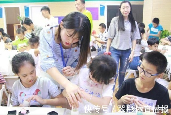 妈妈|8岁女儿考99.5分回家大哭,看到扣分题目后,妈妈也控制不住流泪