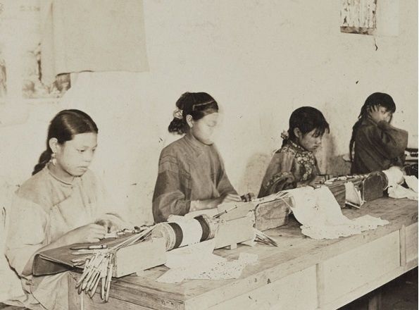 富家|一组清末老照片:小脚富家女着华丽汉服,新婚夫妻个个面如死灰