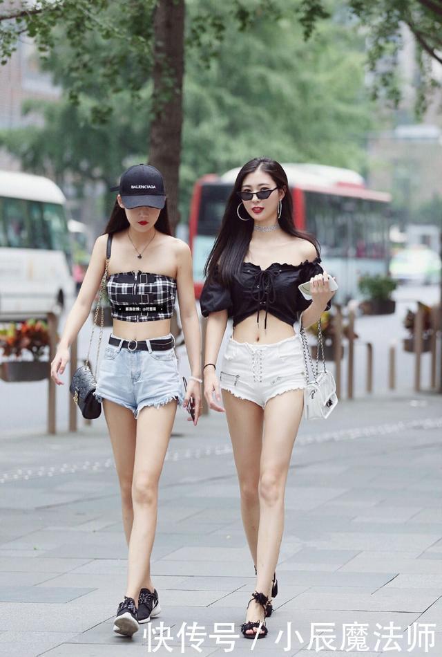 与闺蜜逛街怎么穿搭?抹胸短袖+牛仔短裤,让小姐姐拥有C位