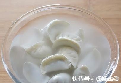 冻饺子|煮冻饺子,用冷水还是热水都错了!教你正确做法,不粘锅不开裂