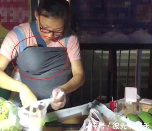 夜市|女摊主营业时胸口挂“布袋”,顾客走近一看后大喊:老板再来一份