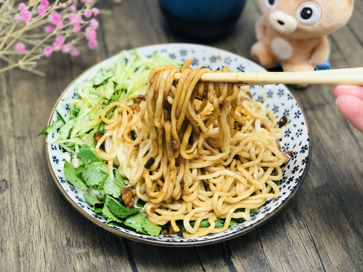 做炸酱面，豆瓣酱和甜面酱选哪个很多人做错，难怪炸酱吃着不香