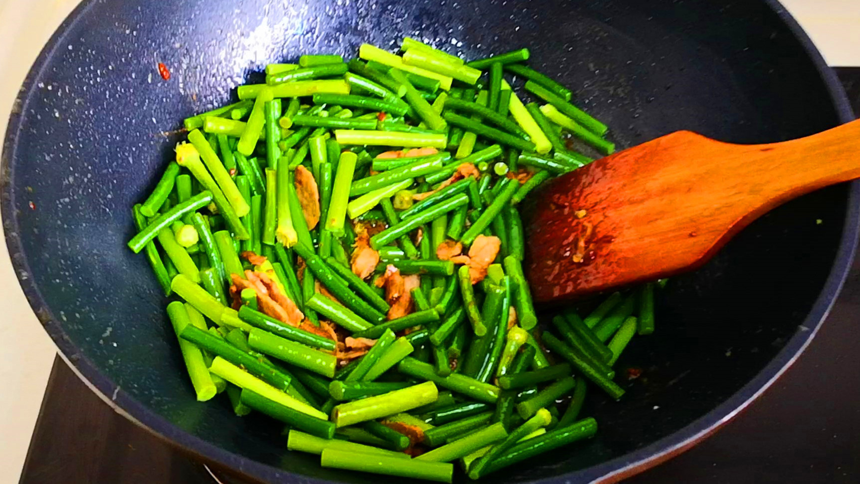  饭店|蒜苔怎么炒才好吃原来有秘诀，多加关键1步，蒜苔又香又入味