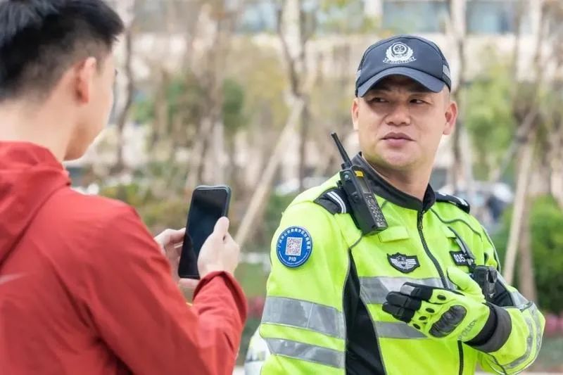 广州一地推警员二维码 网友热议：在线评价？坏人给警察差评怎么办？