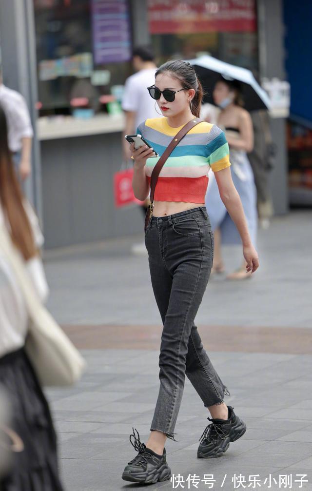 打扮 时尚不仅仅看衣服款式,善于用色彩提亮整个打扮,穿搭更有气质